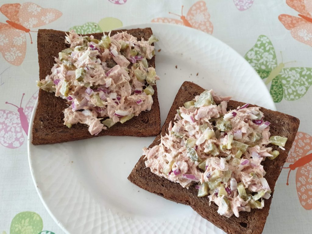 Tonijnsalade op sesam lijnzaad brood.jpg