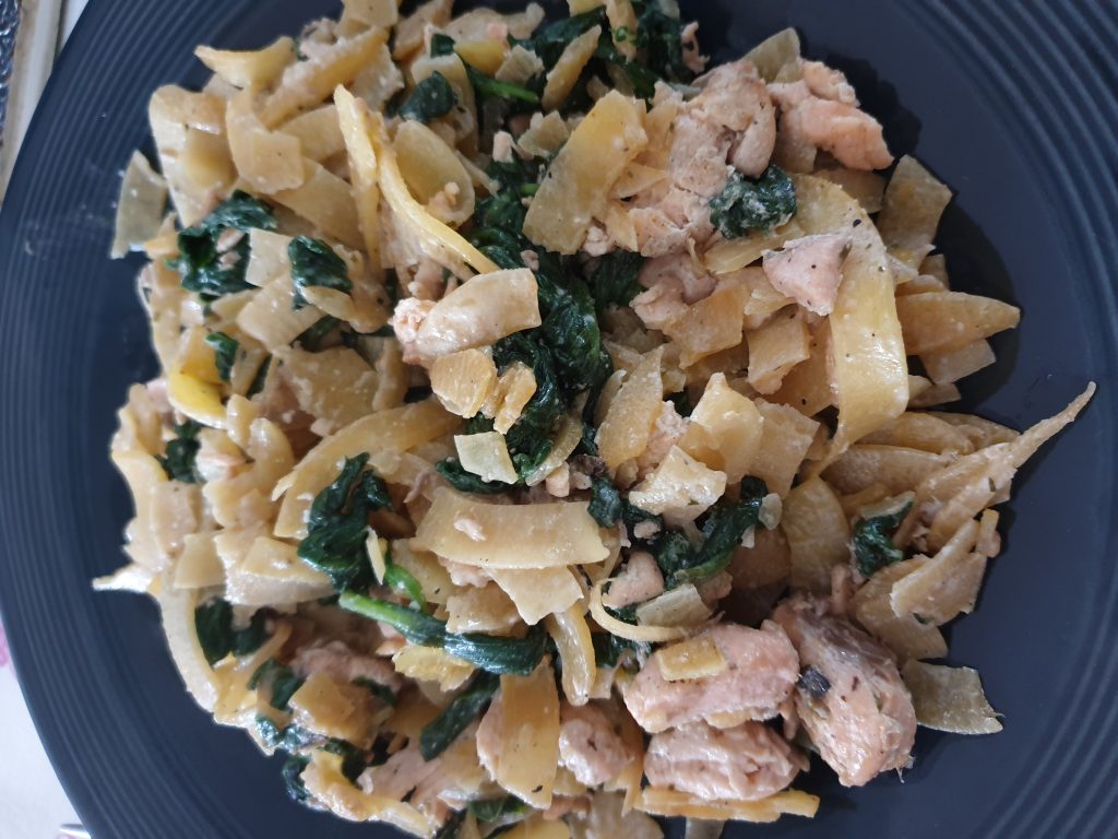 Koolhydraatarme tagliatelle met zalm en spinazie