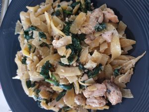 Koolhydraatarme tagliatelle met zalm en spinazie